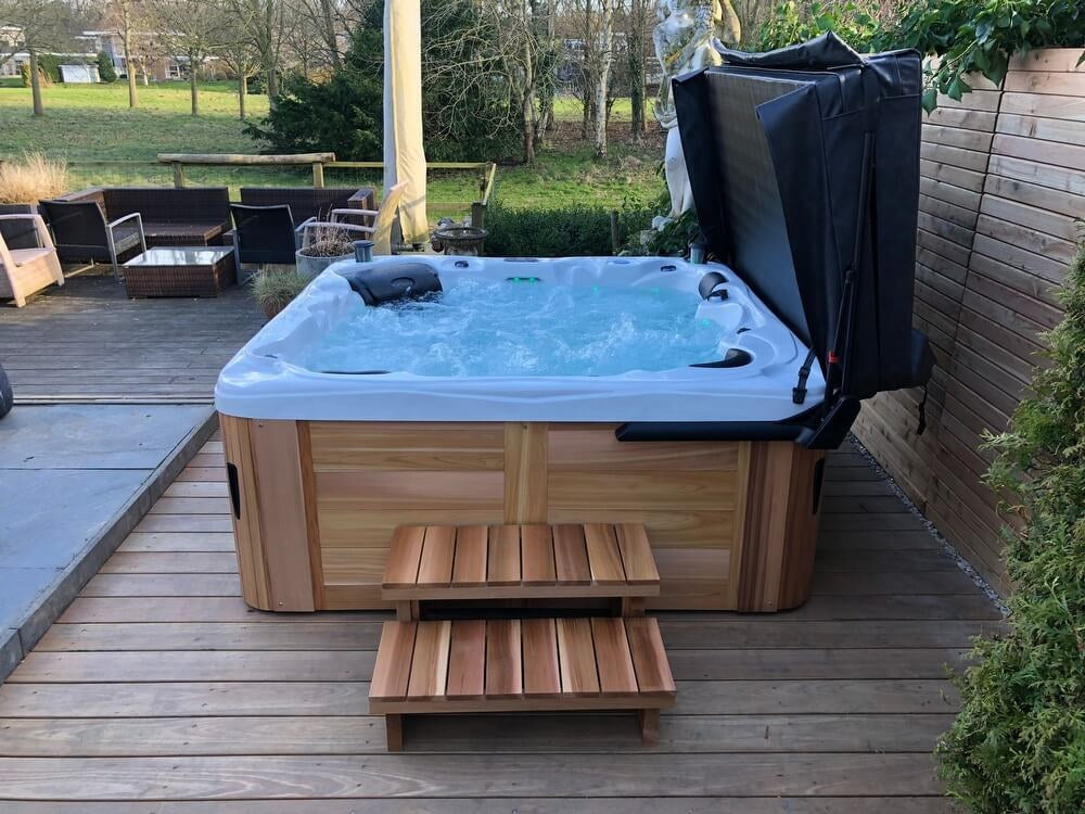 Quebec 5-person hot tub
